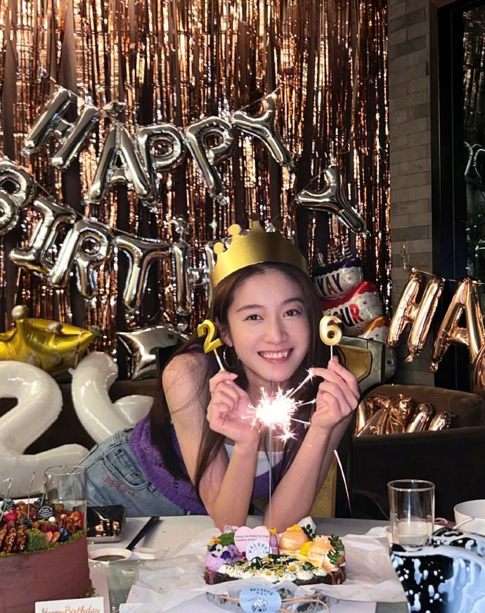 张雪迎晒生日美照,小嘴可爱,打扮成初恋