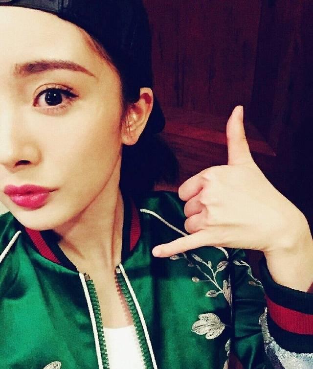 杨幂,baby,赵丽颖都是遮脸党,明星们谁的遮脸自拍照最有feel?