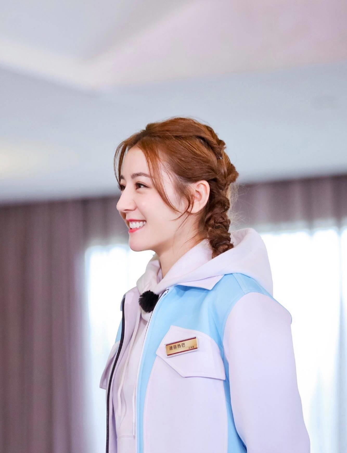 杨幂和迪丽热巴同扎双马尾,看起来年纪相仿,造型活泼俏皮_发型_因为