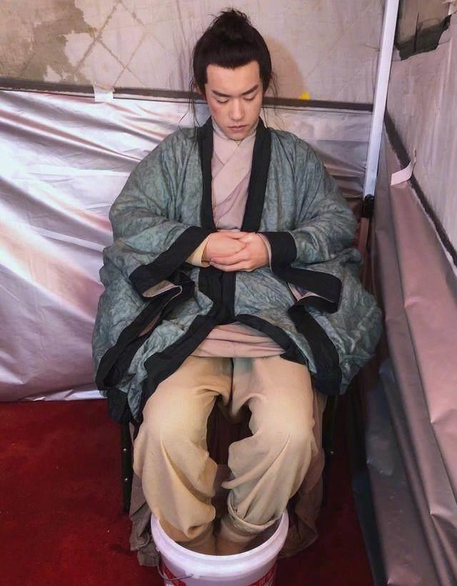 心理年龄39,盘核桃玩手串,易烊千玺高冷外表下藏着有趣的灵魂!