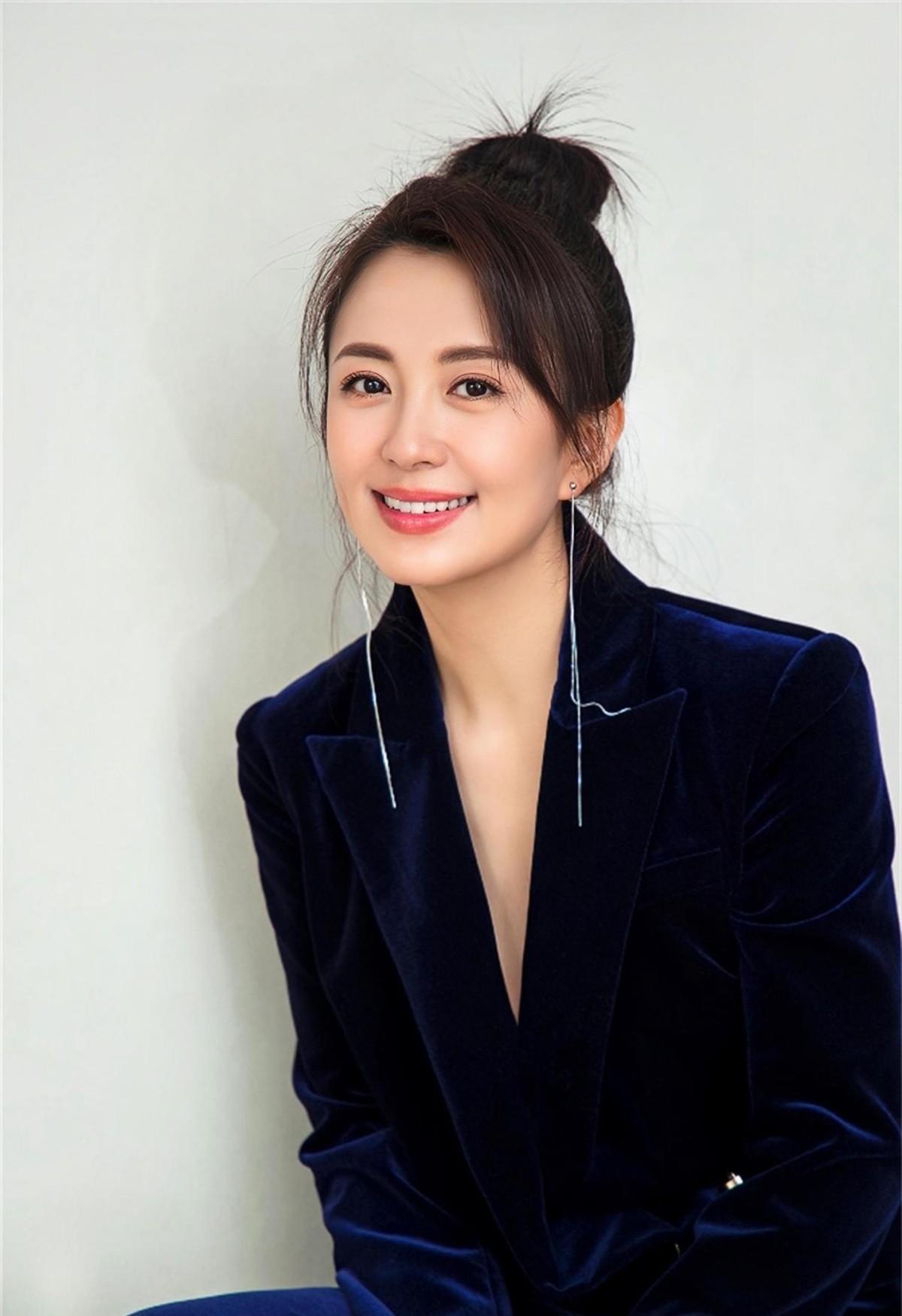 2000年杨童舒还成为央视《影视同期声》栏目的一名主持人,她的长相就