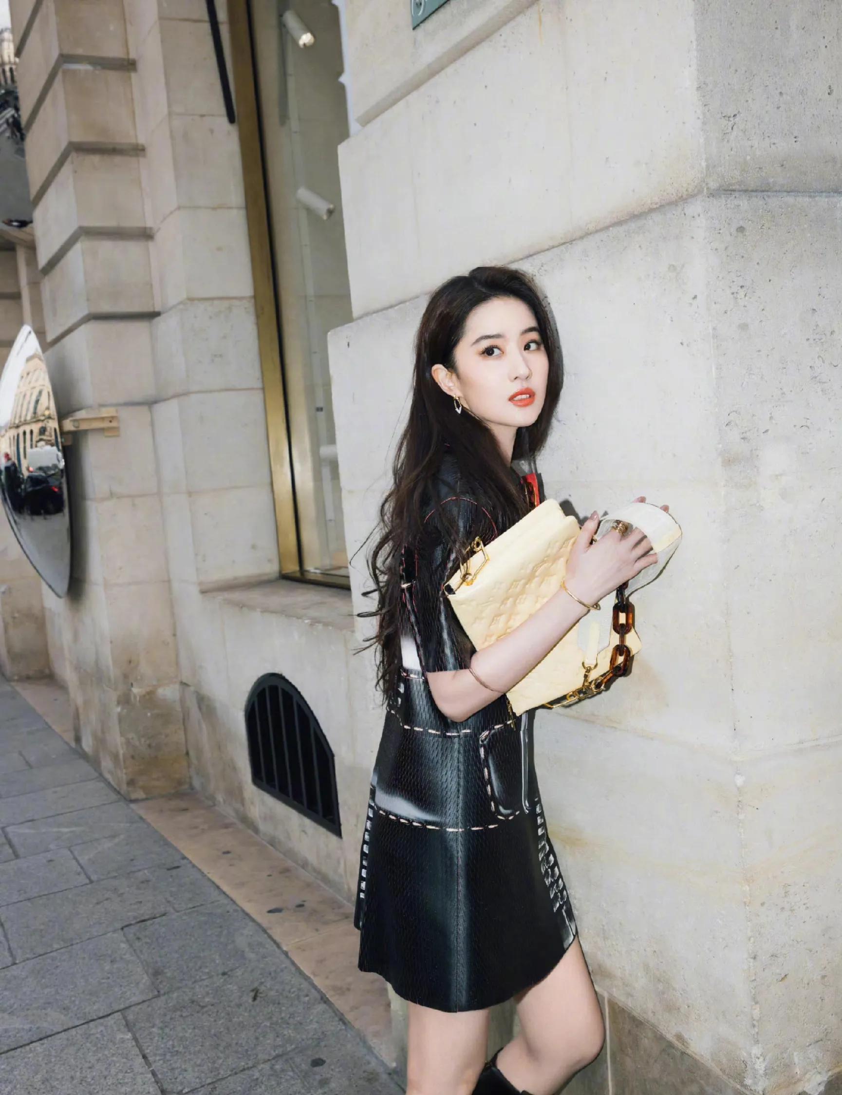 据发言人介绍,刘亦菲的"传奇兄弟"早早抵达巴黎,出席讲座和活动.