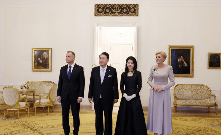 韩国第一夫人在波兰国宴放大招！穿小黑裙还戴了项圈，白手套吸睛
