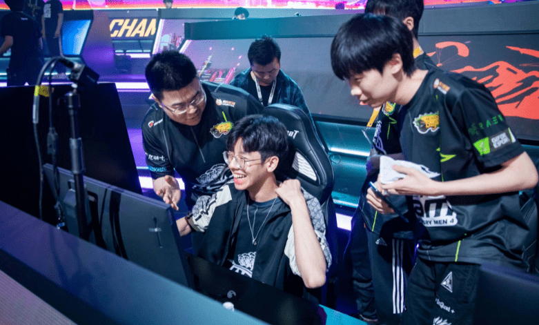 韦神在线整活,自曝4am内讧,和永远小鹿已互删_游戏_退役_马云龙