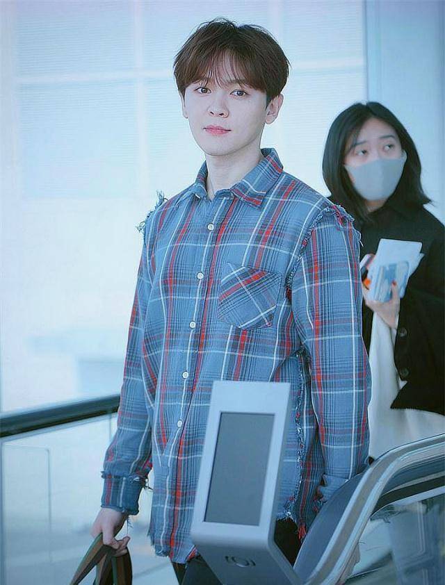 尤长靖回母校参加论文答辩,嫩绿色套装显得十分清新帅气,祝顺利_梦想