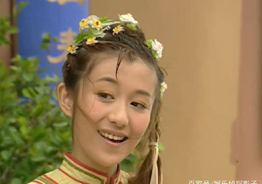 《少年大钦差》中佟童扮演十公主,穿着黄色搭配红色边边的古装裙尽显