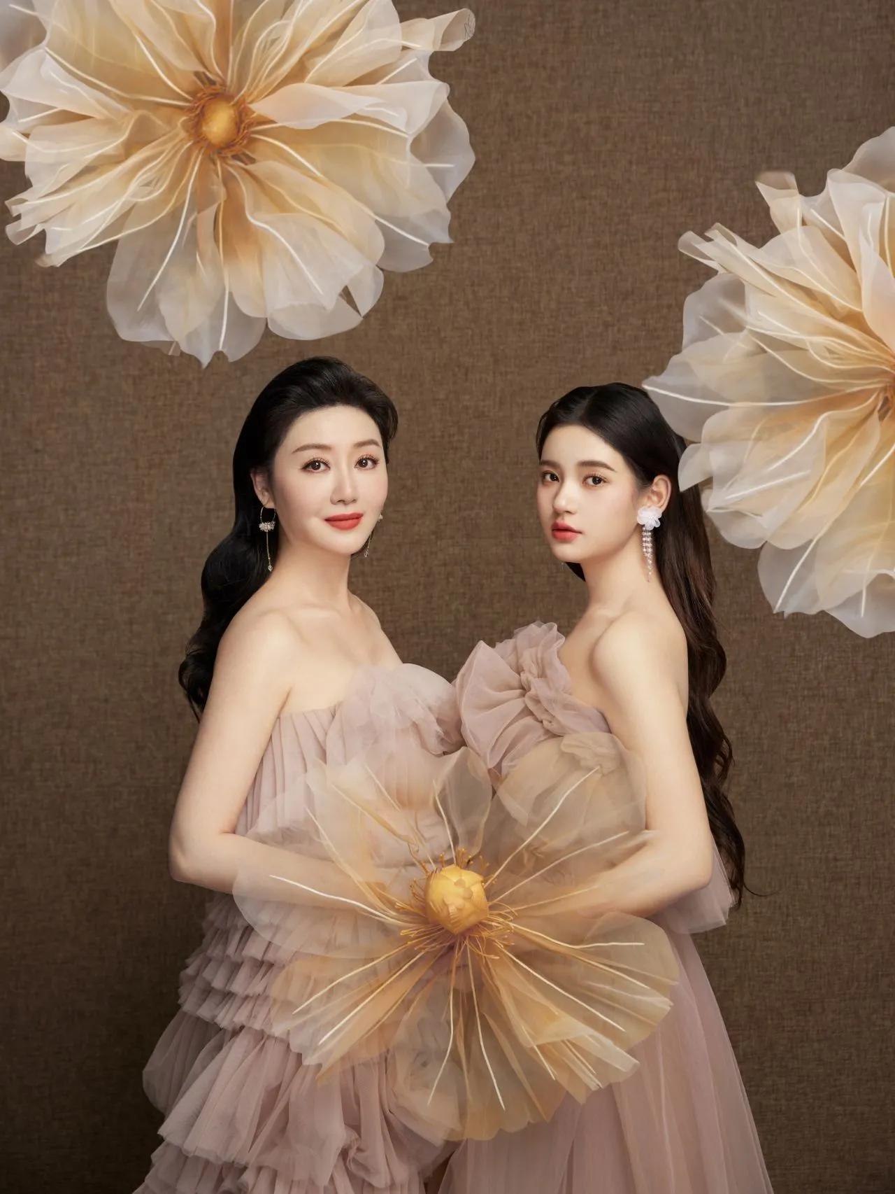 高颜值母女合影曝光,网友惊呼美得像仙女