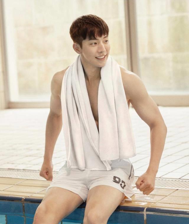 小编之前其实也打过一篇南柱赫在《举重妖精金福珠》泳裤腹肌花絮照