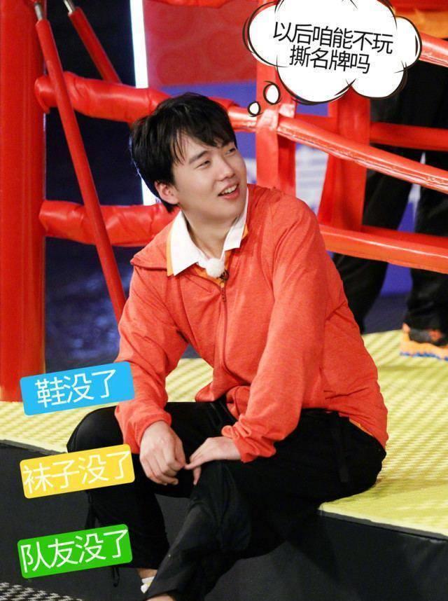 《奔跑吧》当李沁拽住王嘉尔的名牌时,谁注意到他的反应?