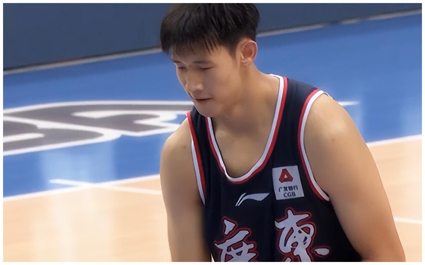 黄敏仪19 15 2 3 黄明毅有着身高207厘米,体重100