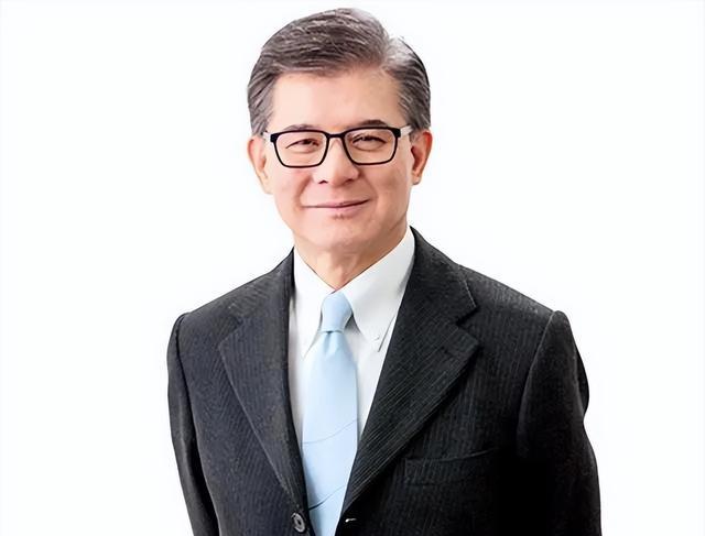 罗康瑞:为娶朱玲玲抛弃原配,儿子拒绝继承家产,连结婚都不请他_父亲