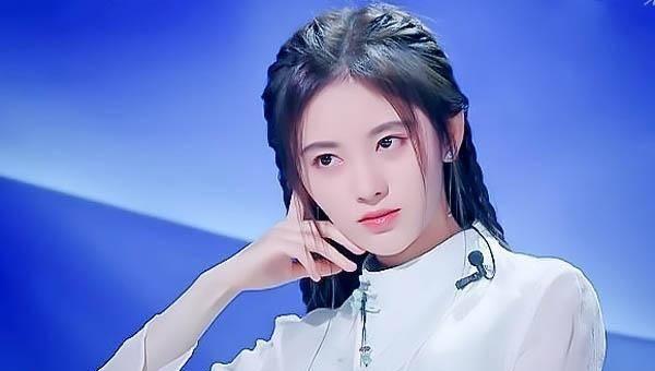 《国风美少年》鞠婧祎出场惊艳观众,点评环节却被吐槽太双标_张云雷