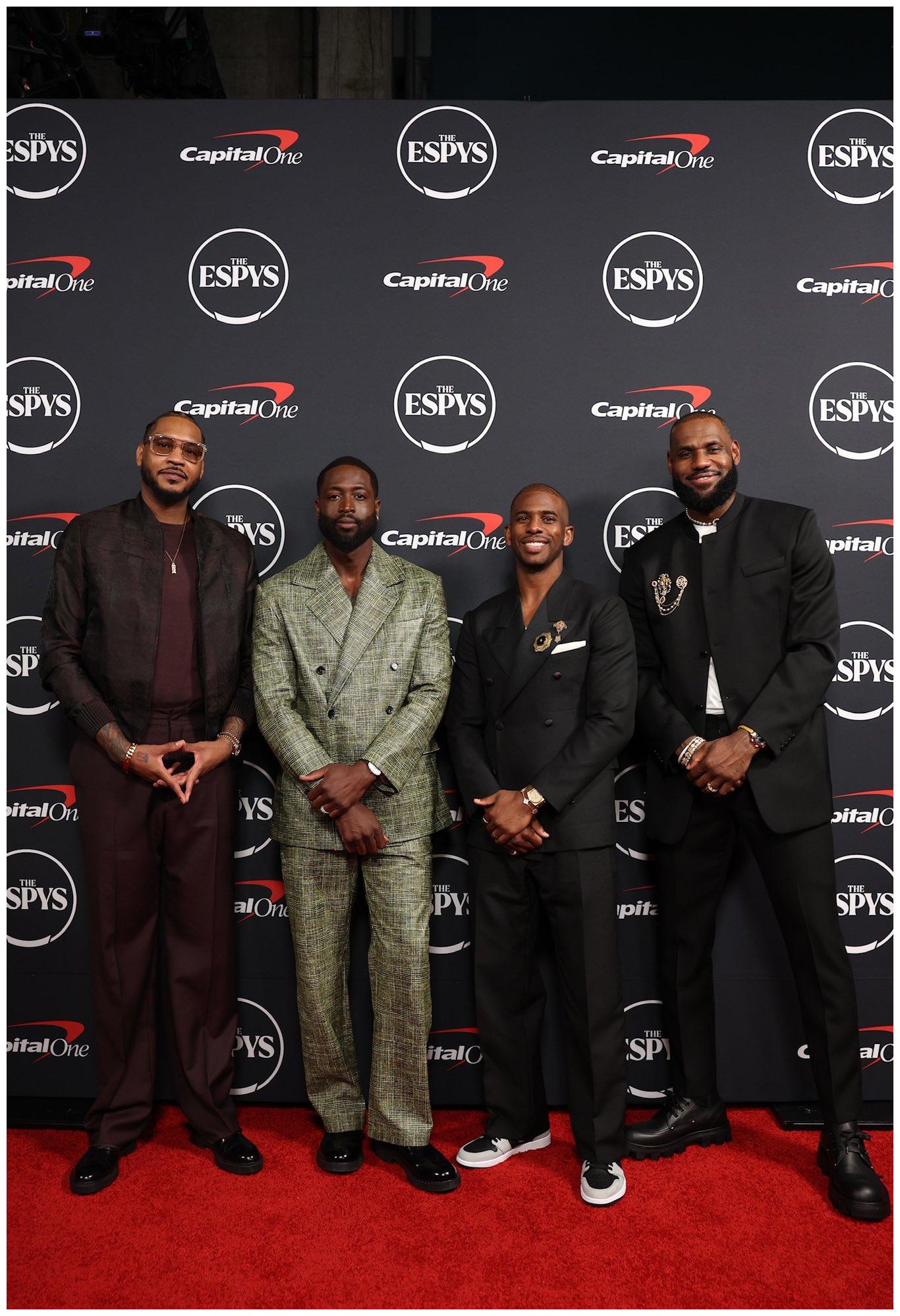 詹姆斯转发香蕉船兄弟合影:坦言冠军小队 韦德保罗也发声致敬安东尼