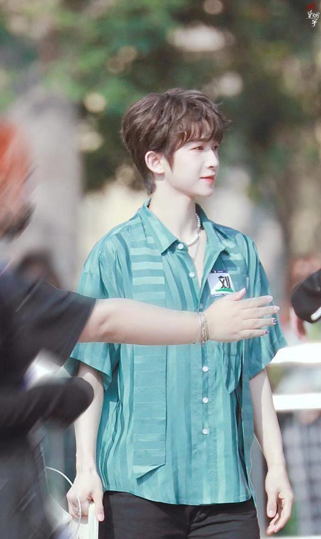 原创创4刘宇直播洗脸暴露纹眉染唇小心机素颜状态下很真实