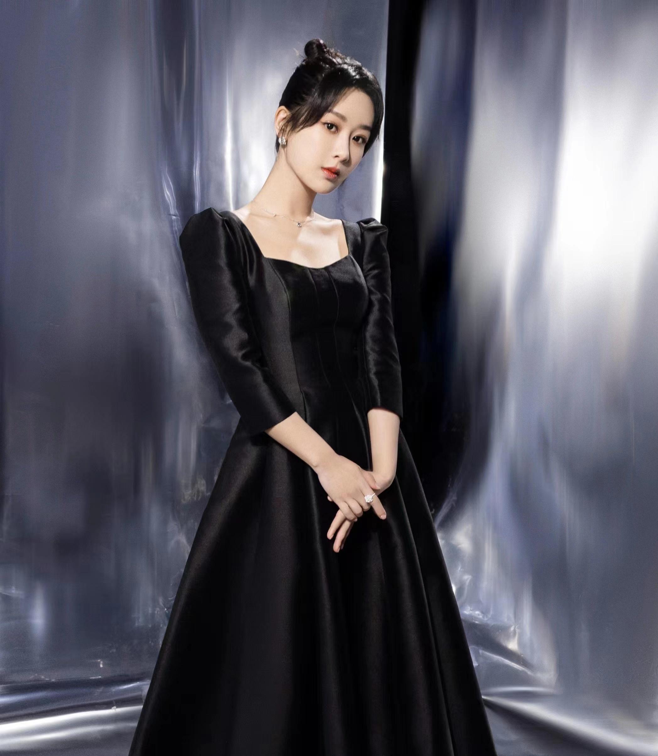 杨紫微博之夜"黑客"造型惊艳,大家都穿着黑色连衣裙瞬间点亮舞台_时尚