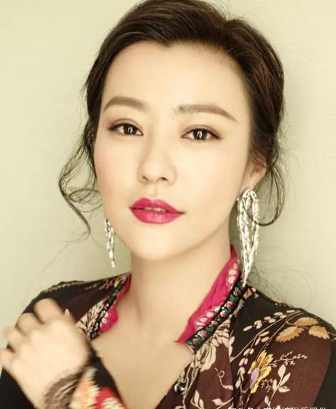 42岁郝蕾带儿子给家人庆生,穿着朴素似路人,疑似与男友在一起?