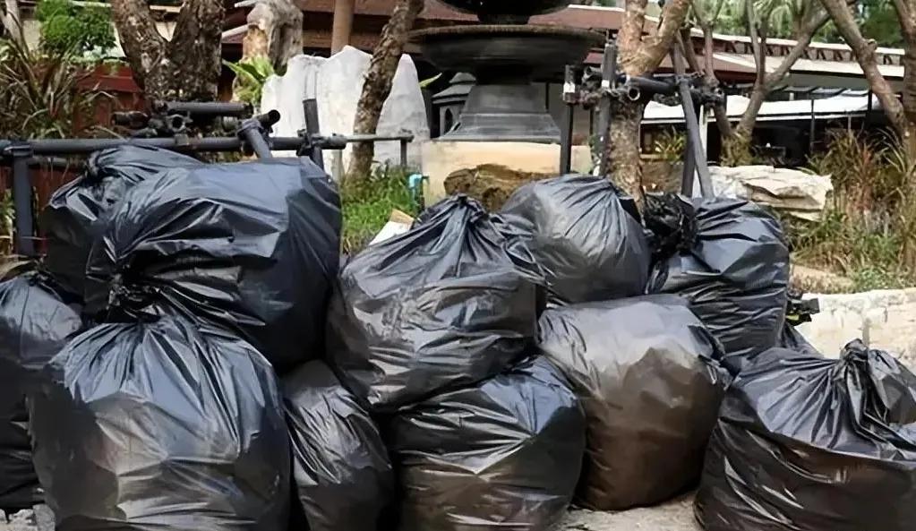 警方在调查中也发现了齐萍萍多次自残的照片,在看守所记者询问为什么