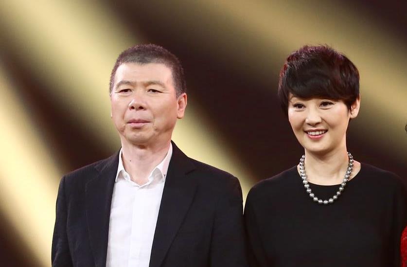 结婚22年领养1女,冯小刚婚后绯闻不断,徐帆:他是男的不吃亏_王志文