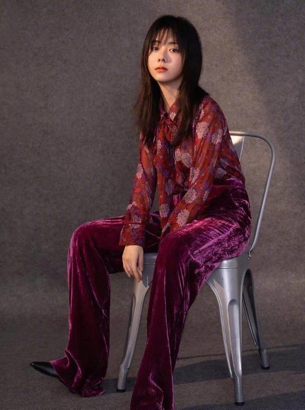 走出妈妈离世的伤痛后,谭松韵长出了披肩长发,还瘦出了小v脸!