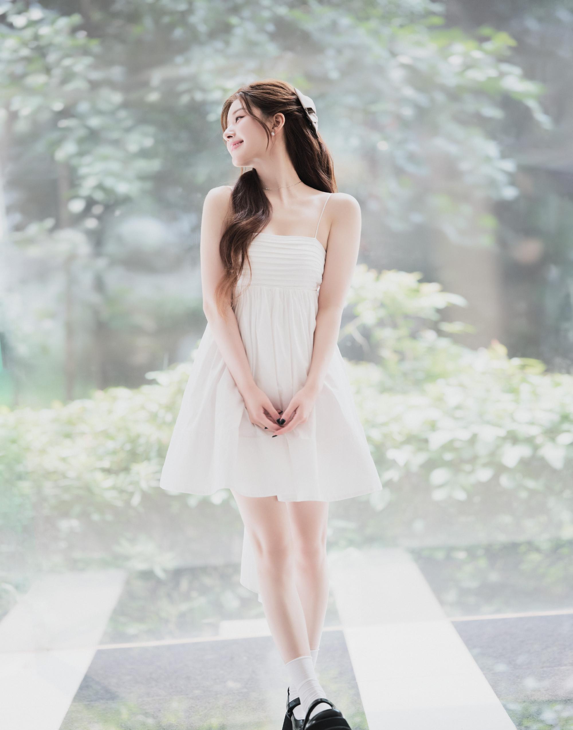 赵露思白色吊带裙新造型,闪闪发光的阳光少女_魅力_自然_个性