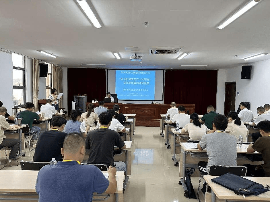 面积6300平方公里,辖港口区,防城区,上思县和东兴市,总人口105