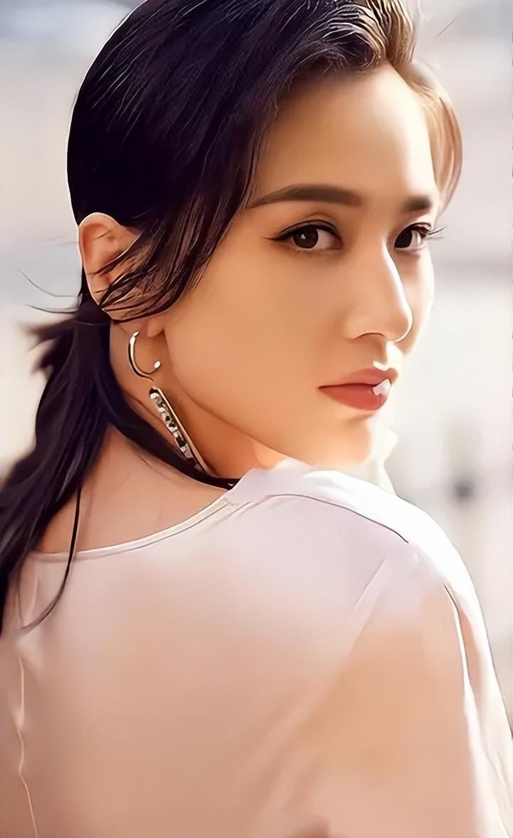 小三8年终上位,零花钱以亿计算,星女郎黄圣依到底多有手段_宋祖德