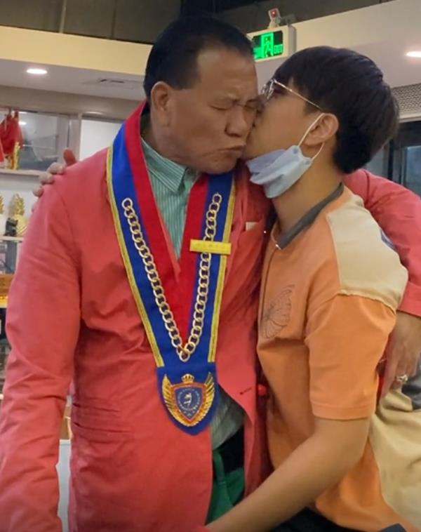 64岁万梓良一家三口齐现身,娇妻皮肤白皙,18岁儿子鼻子高挺_大千