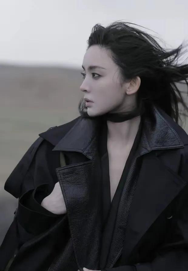 古力娜扎火山沙漠中的黑色长直"脏发"造型尽显高端质感!