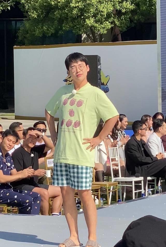 《跑男8》路透图,蔡徐坤穿条纹睡衣走秀,却被何穗大长腿抢镜_沙溢