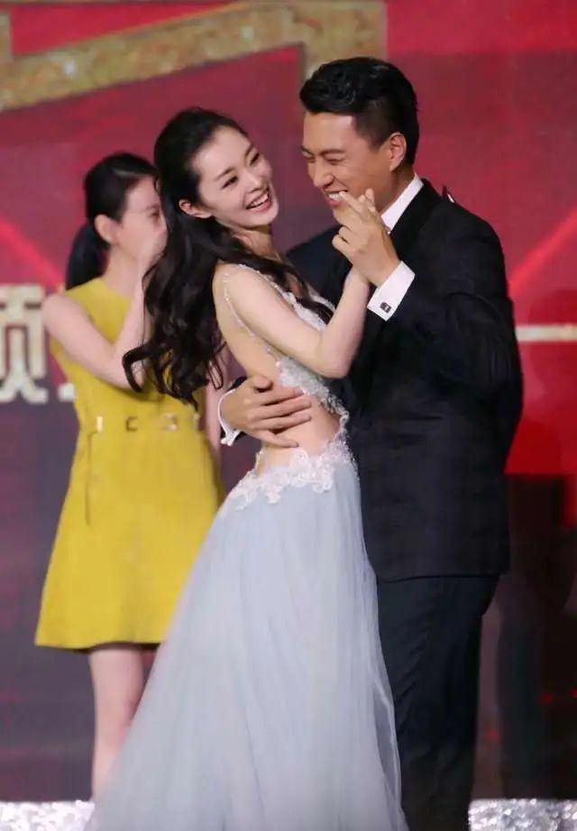宋轶优雅穿童话露背礼服,男搭档靳东却害羞:我为什么要伸手?