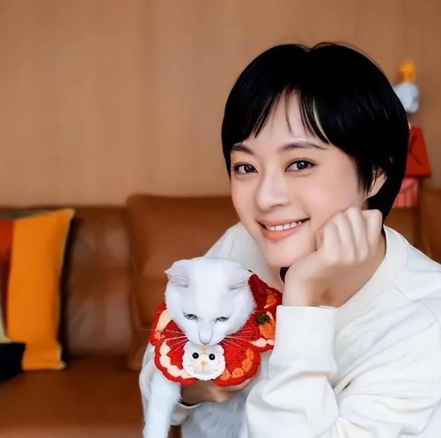 孙俪香港游玩现身,独特穿搭引发争议,被质疑养生过度_网友_穿着_身体