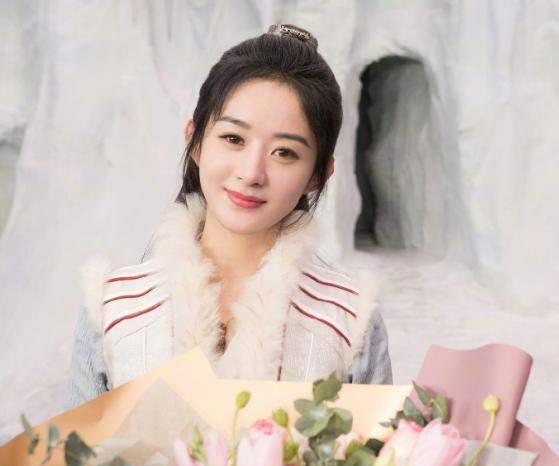 《有翡》正式杀青,赵丽颖晒背影照:手握长刀尽显侠女风范_江湖_一身