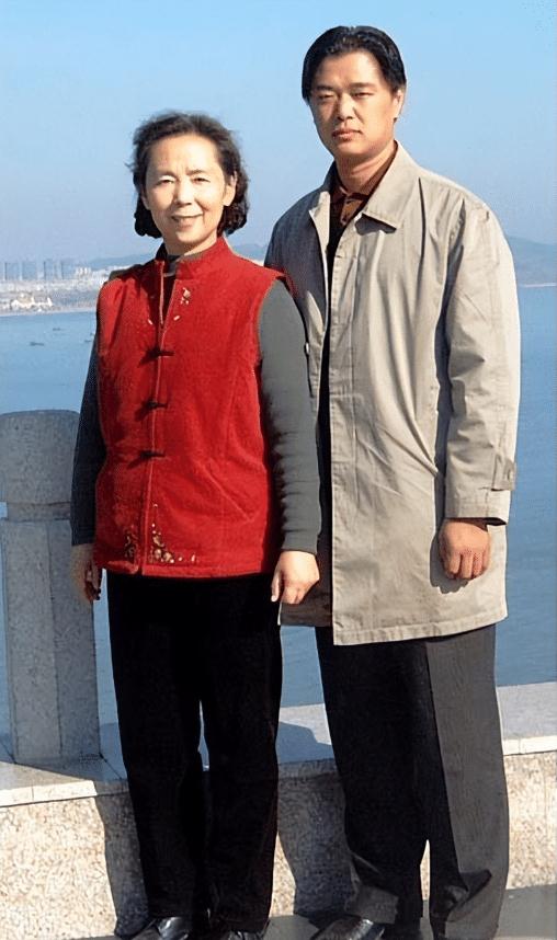 在中央电视台第六届军旅歌唱大赛上,刘尚娴见到了素未谋面的张映哲,她