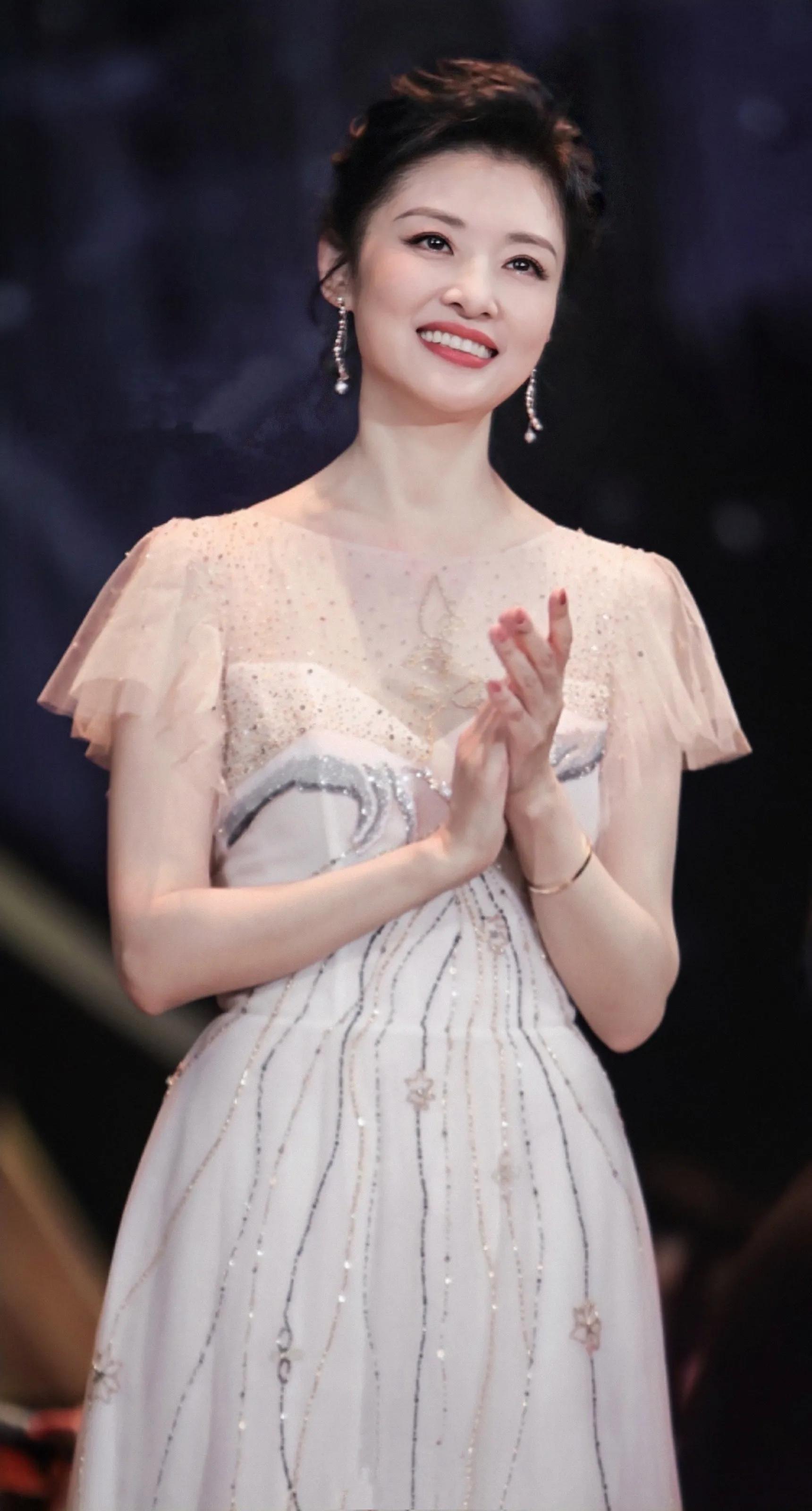 主持人周涛:内外兼修,54岁的她是新时代女性的榜样_时候_工作_人生