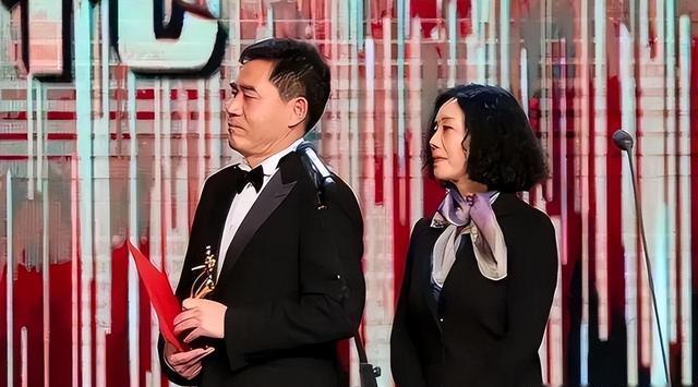 陈宝国罕见携妻子亮相,老婆气质高雅有艺术家范,穿红裙像阔太太_西装