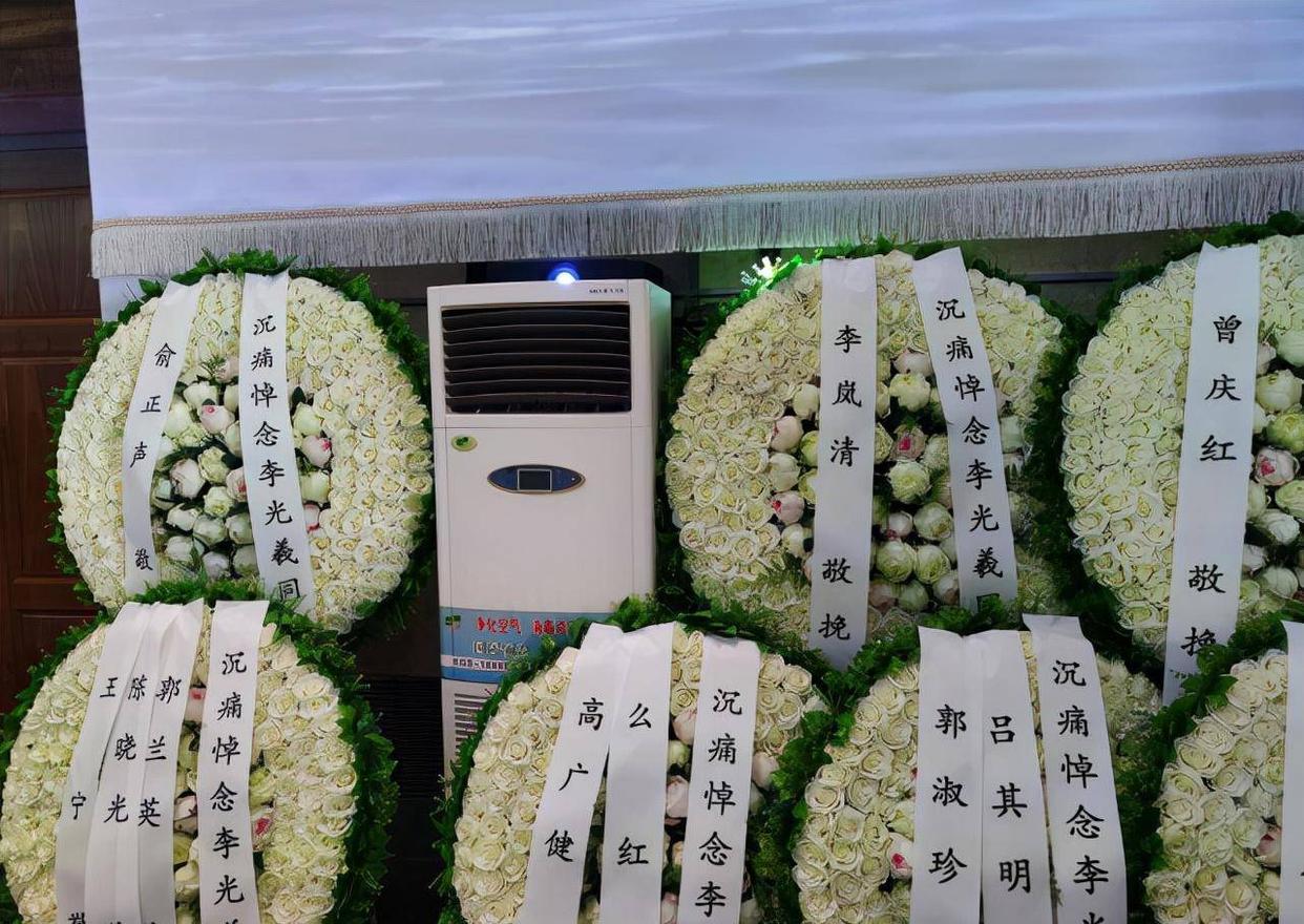 花圈上的挽联应该怎么写?搞不清楚很容易闹出笑话的_逝者_名字_哀思