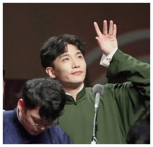 何九华曝出轨后首露面,竖拇指无影响,露4字纹身,前同事已被拘_生活