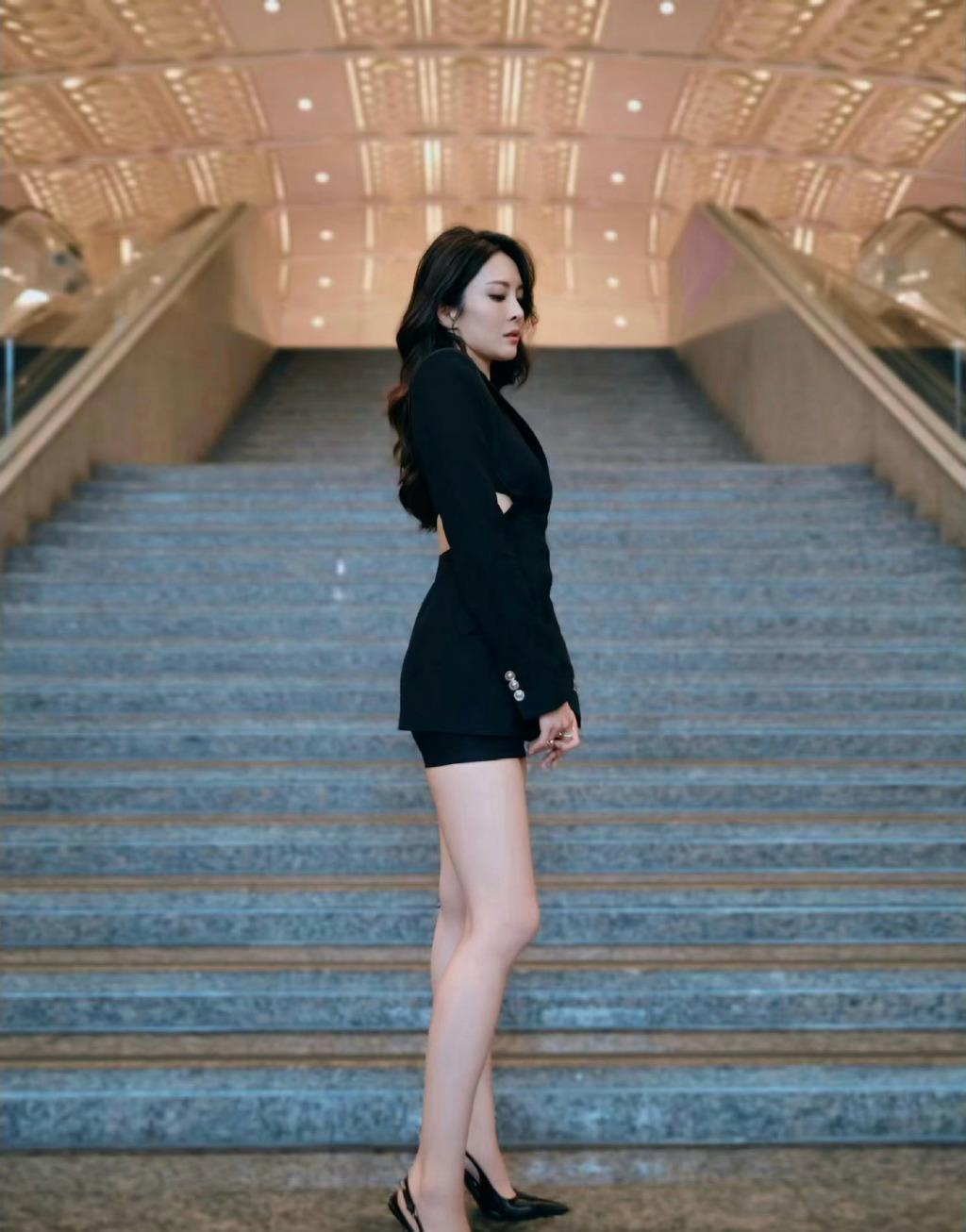 tvb女星张曦雯身穿黑色西装短裙出席活动,知性大方迷人养眼_身材_时尚