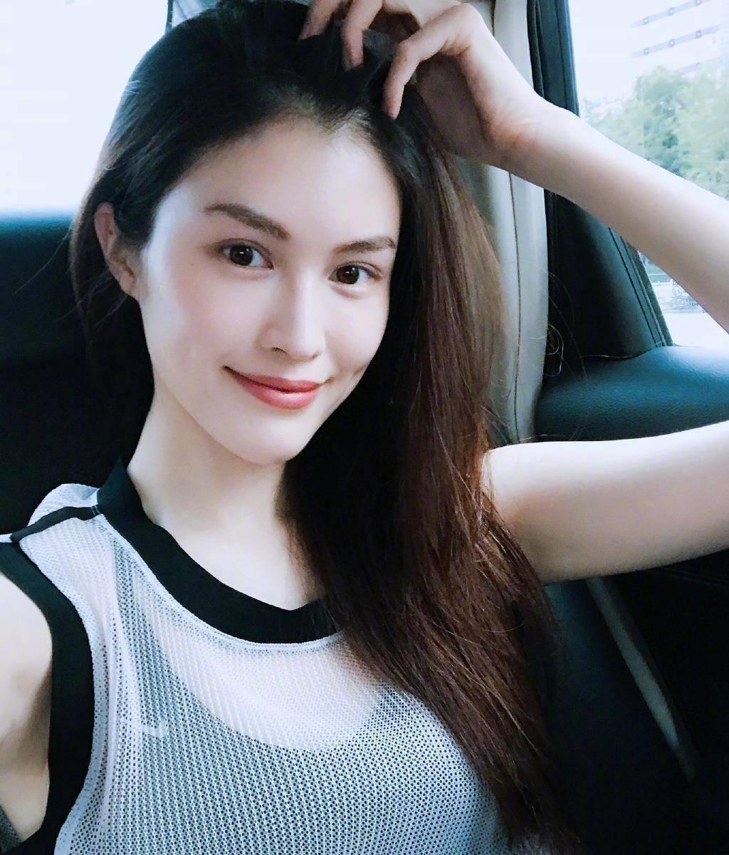 18年前,李咏是砸金蛋的小助理,如今已经成为超模,身价千万_何穗_训练