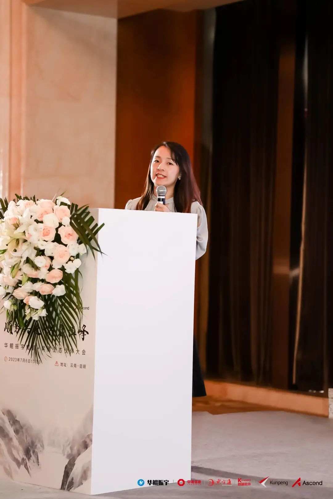 云南区域总经理韩小丽,麒麟软件云南总经理李肖龙,东方通云南办事处总