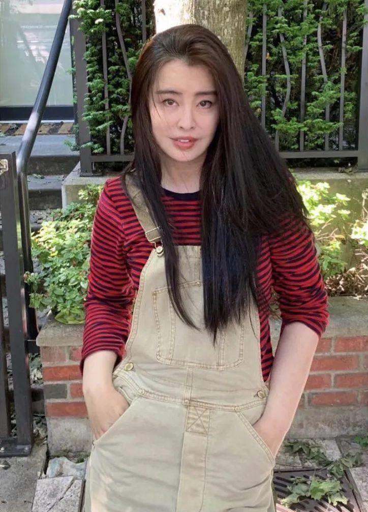 54岁王祖贤温哥华街头遛狗,穿短裙被赞有仙气,息影多年风韵犹存_生活