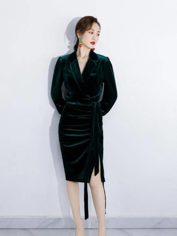 38岁王鸥御姐范十足,祖母绿丝绒裙高级时髦,爱心耳坠甜美减龄_时尚