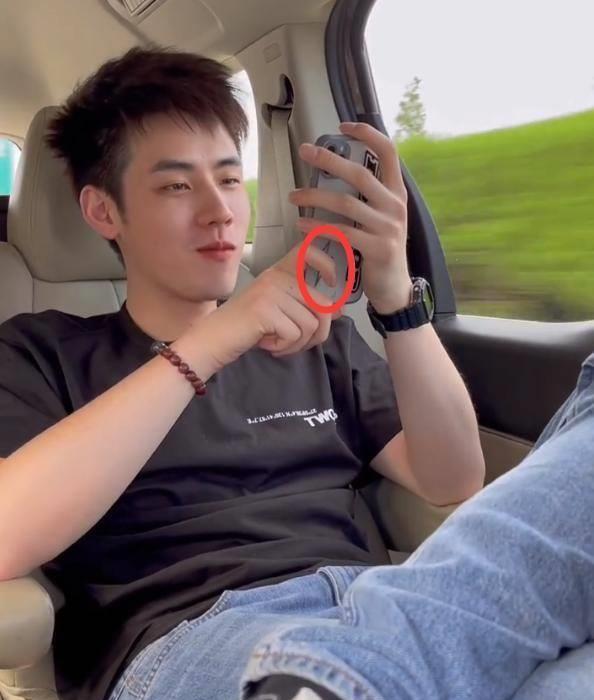 r1se解散后团魂仍存在,翟潇闻公开比手势,任豪手机壳亮了_张颜_何洛洛