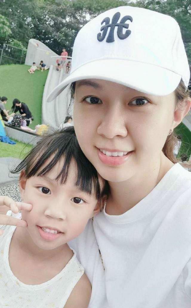 39岁卓依婷晒娃,状态年轻不输6岁女儿,网友:母女长相复制粘贴_保养