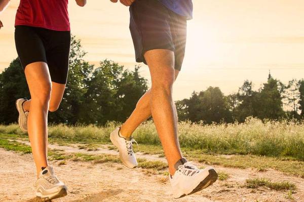 长期坚持跑步的人，身体往往会收获3个“礼物”，早跑早受益！