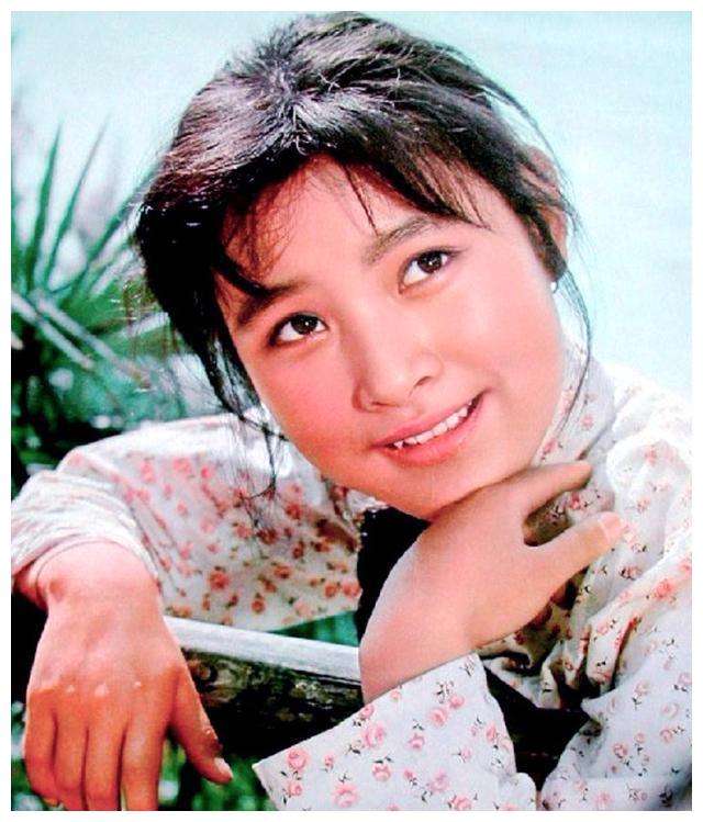 70岁刘晓庆还在演少女,演她爹的男演员比她小18岁,她是真不服老_电影