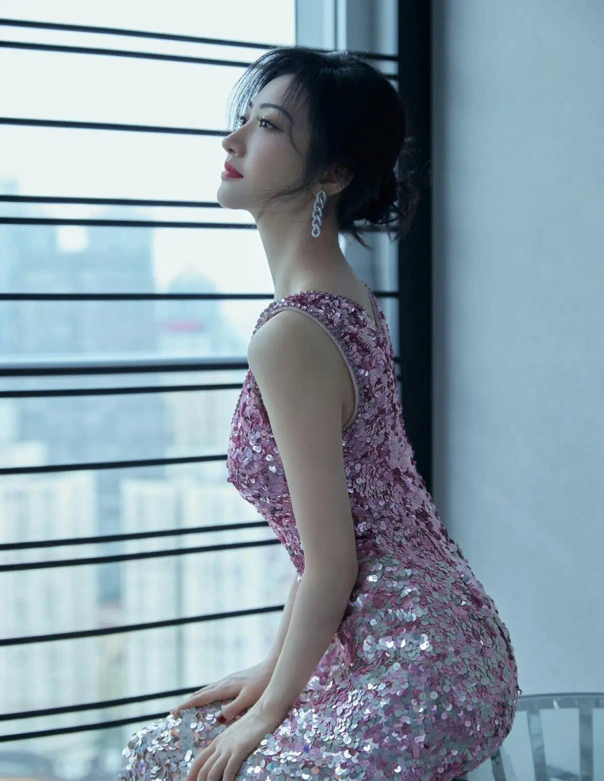 景甜是"人间富贵花",穿粉色亮片连衣裙,肤白貌美连毛孔都没有_感觉