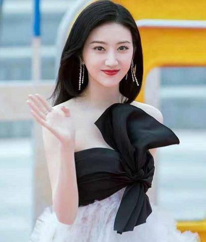 只不过就是走起路来比较麻烦,当时景甜也是全程都靠助理手扶,女助理则