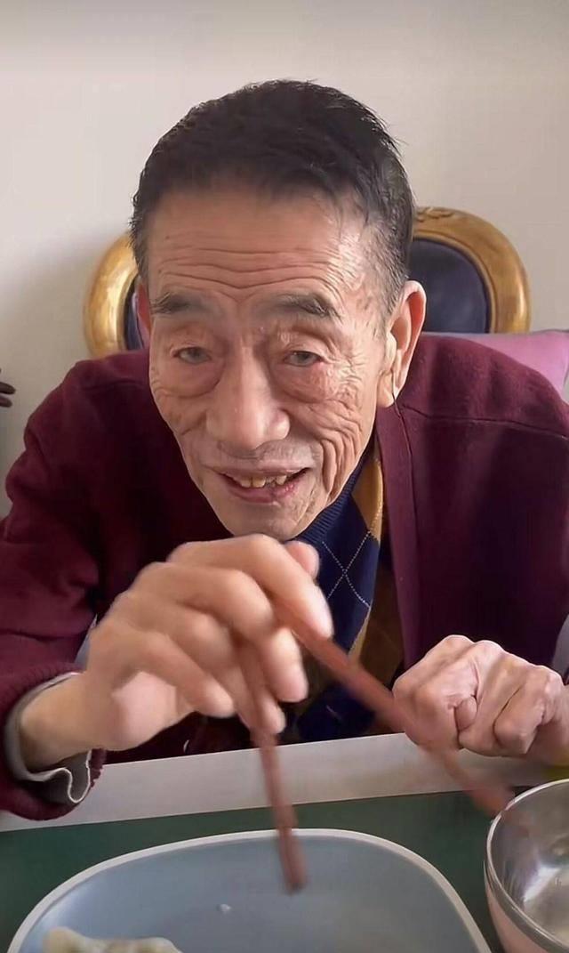 虽满脸堆笑,但年龄摆在那里,所以并不能持续太长时间,杨少华就会显得