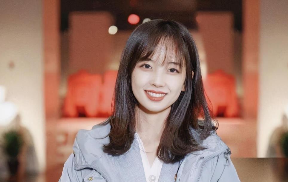 经历过后,王冰冰又回到岸上,自豪地在镜头前炫耀,声